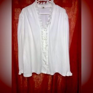 White shirt with buttons 
made by Lee original 
Size Large